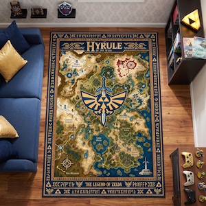 Könnte beinhalten: Ein rechteckiger Teppich mit einer detaillierten Karte von Hyrule aus The Legend of Zelda: Breath of the Wild. Das Design zeigt das Hylia-Wappen, geografische Bezeichnungen, einen Kompass und einen dunkelblauen Rand mit goldenen Symbolen.