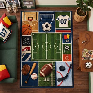 Könnte beinhalten: Ein rechteckiger Teppich mit Multisport-Motiv, der Illustrationen eines Basketballkorbs, eines Fußballfeldes, eines Footballs, eines Baseballschlägers, eines Handschuhs, eines Hockeyschlägers und eines Pucks zeigt. Das Design enthält ein weißes Trikot mit der Nummer 07.