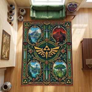 Könnte beinhalten: Ein rechteckiger Teppich mit einer detaillierten Fantasy-Illustration, einem zentralen goldenen Triforce-Emblem, vier kreisförmigen Szenen mit Schloss, Vulkan, Wald und Wasserfall sowie vertikalen Schwertern, die von kompliziertem grünem Blattwerk umrahmt sind.