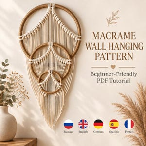 Könnte beinhalten: Ein Makramee-Wandbehang mit drei konzentrischen, braunen, mit Kordel umwickelten Ringen und cremefarbenem Baumwollseil in geometrischem Knotenmuster. Der Text lautet: MACRAME WALL HANGING PATTERN, Beginner-Friendly PDF Tutorial.