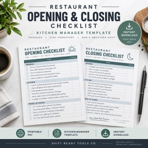 Könnte beinhalten: Eine Restaurant-Checkliste für die Eröffnung und Schließung als Vorlage für Küchenmanager, bestehend aus zwei weißen Seiten mit dunkelblauem Text, Kontrollkästchen und Überschriften. Die Dokumente enthalten Abschnitte für allgemeine Aufgaben, Küche und Servicebereich, mit einem Sonnensymbol auf der Eröffnungsliste und einem Mondsymbol auf der Schließungsliste.
