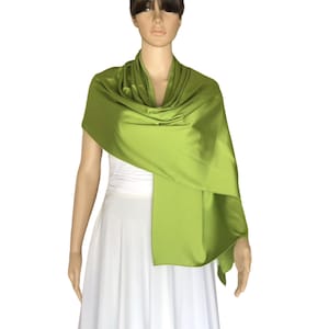 Chal de seda verde oliva claro. Bufanda de seda suave. Bufanda larga verde oliva claro.