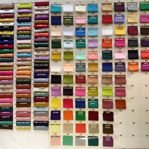 Puede incluir: Una carta de colores con 96 muestras de tela. Las muestras est&aacute;n dispuestas en filas y columnas, y cada muestra est&aacute; etiquetada con un n&uacute;mero y un nombre de color. Los colores van de claro a oscuro, y de fr&iacute;o a c&aacute;lido.