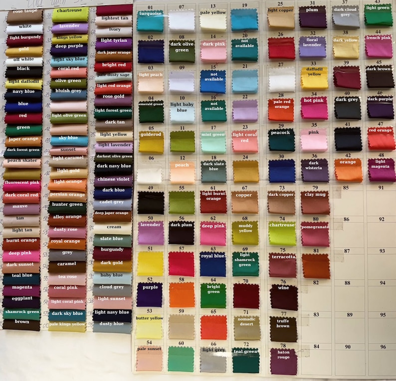 Puede incluir: Una carta de colores con 96 muestras de tela. Las muestras est&aacute;n dispuestas en filas y columnas, y cada muestra est&aacute; etiquetada con un n&uacute;mero y un nombre de color. Los colores van de claro a oscuro, y de fr&iacute;o a c&aacute;lido.