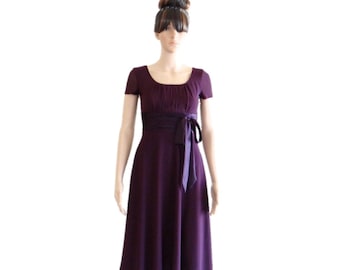 Robe de demoiselle d’honneur violet. Cap manches robe. Robe longueur genou.