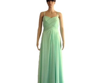 Vestido de fiesta de menta ligera. Vestido largo de dama de honor