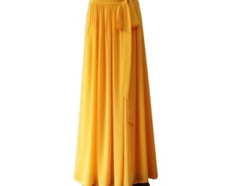 Puede incluir: Una falda larga de color amarillo con una cinta a juego que se ata a la cintura.