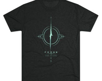 Może przedstawiać: Ciemnoszary t-shirt z krótkim rękawem z jasnym miętowo-zielonym wzorem graficznym na klatce piersiowej. Grafika przedstawia centralną pionową linię przecinającą okrągły element oraz tekst FORGE, PULSE THE SIGNAL, FORGE THE FUTURE.