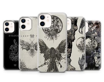 Puede incluir: Cinco fundas transparentes para smartphone con ilustraciones gráficas en blanco y negro. Los diseños incluyen una serpiente, un insecto alado, una figura con grandes alas bajo una luna, una mano hacia un emblema circular y un collage oscuro.