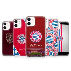 Può includere: Cinque cover per smartphone con il marchio FC Bayern München. I design includono un emblema del 125° anniversario, una cover rossa con lo stemma del club e la scritta Mia San Mia, un motivo con loghi multipli e una cover bianca a righe.