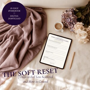 Könnte beinhalten: Ein 10-seitiges digitales Arbeitsbuch mit dem Titel The Soft Reset, 7 Days to Feel Less Scattered and More in Control, angezeigt auf einem Tablet-Bildschirm. Der Bildschirm zeigt Text wie Make Tomorrow Easier mit Schreibzeilen und einen goldenen Stift.