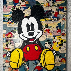 Könnte beinhalten: Ein rechteckiges Leinwandbild mit einem strukturierten Relief von Mickey Maus in Schwarz, Weiß, Rot und Gelb. Der Hintergrund besteht aus einer Collage alter deutscher Comicseiten, die Mickey Maus und Goofy in verschiedenen Szenen zeigen.