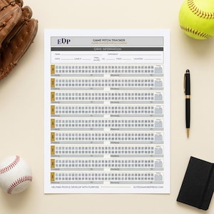 Op de afbeelding: Een wit Game Pitch Tracker-blad met grijze en gouden accenten, met velden voor team, tegenstander, datum en locatie. Het formulier bevat genummerde vakjes voor het bijhouden van worpen over negen innings, vergezeld van een bruine honkbalhandschoen, een gele softbal, een zwarte pen en een zwart notitieboek.