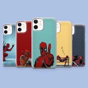 Könnte beinhalten: Fünf transparente Smartphone-Hüllen mit verschiedenen Illustrationen der Figur Deadpool. Die Designs zeigen Deadpool mit einem Papierflieger, beim Skizzieren, mit erhobenem Daumen, schlafend auf einer Bank mit Zs und mit einem Schwert.