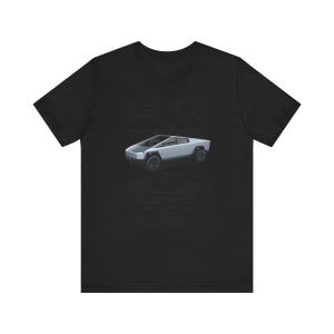 Può includere: Una t-shirt nera a maniche corte con una grafica centrale di un Cybertruck argentato. Il design include disegni tecnici a linee del veicolo sopra e sotto l'immagine principale, con il testo stampato CYBERTRUCK e TESLA CYBERTRUCK.