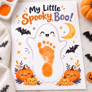 Op de afbeelding: Een wit knutselvel met de tekst My Little Spooky Boo! in oranje en paars. In het midden staat een spookomtrek met een oranje voetafdruk erin. Het ontwerp bevat oranje pompoenen, zwarte vleermuizen, een gele halve maan en kleine sterretjes.