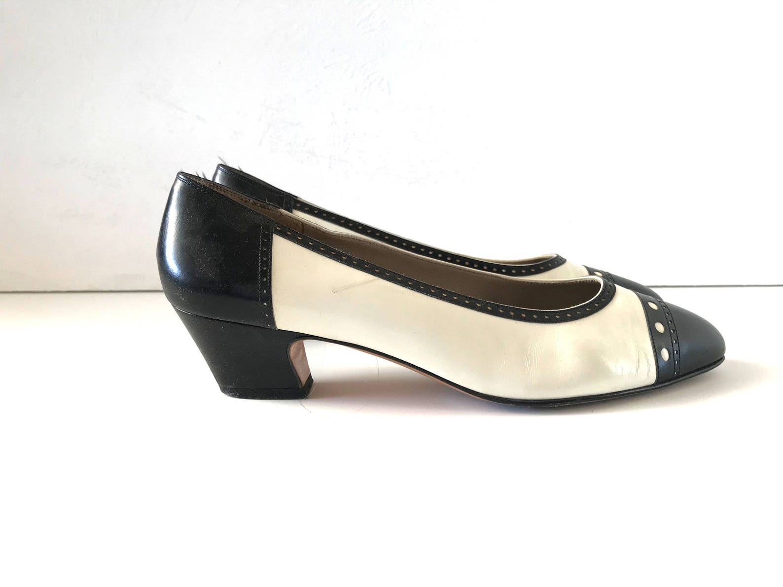 vintage 7 1/2 aa ferragamo black and white leather spectator cap-toe ballet pumps with low block heels / women's shoes size