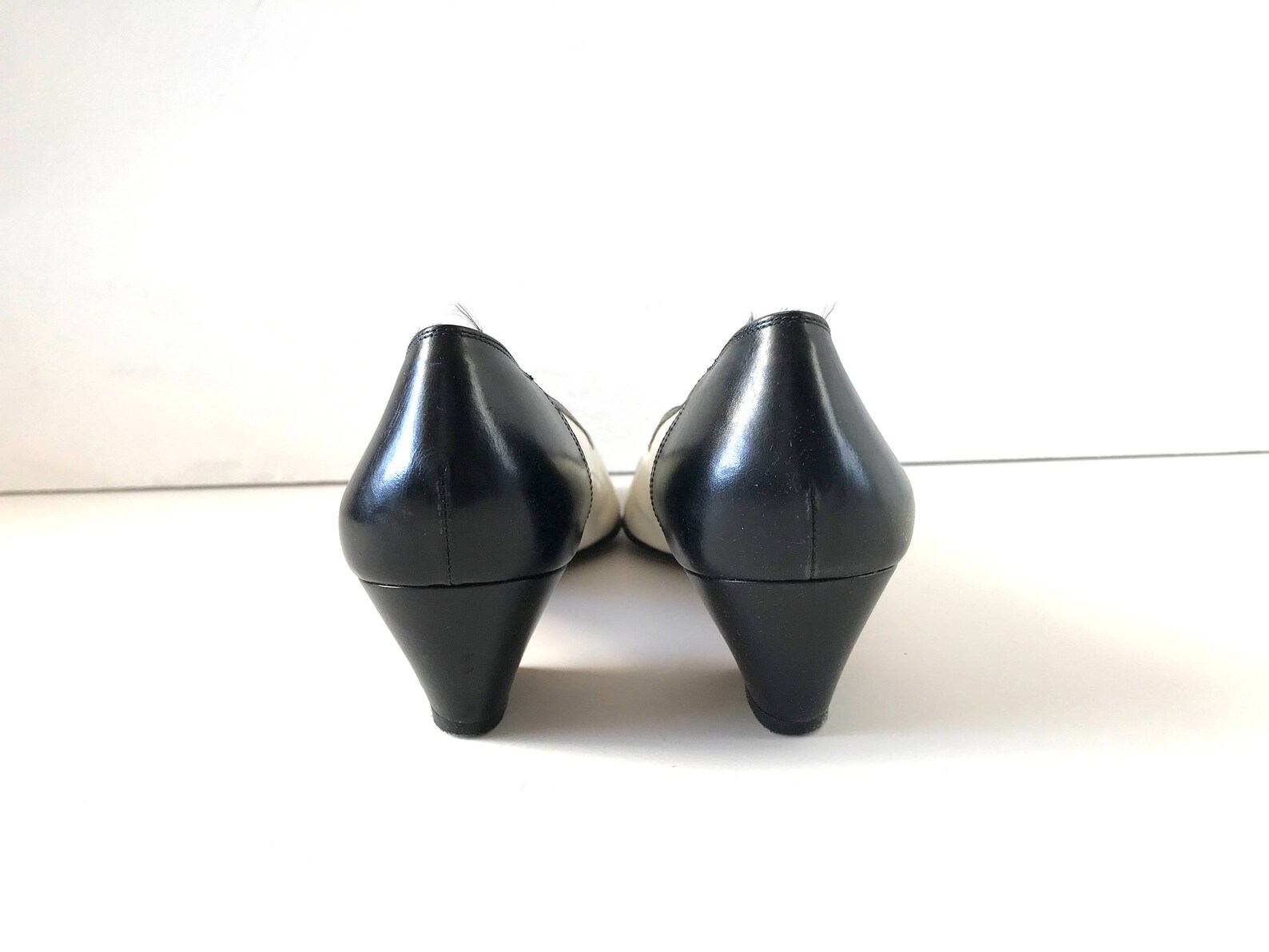 vintage 7 1/2 aa ferragamo black and white leather spectator cap-toe ballet pumps with low block heels / women's shoes size
