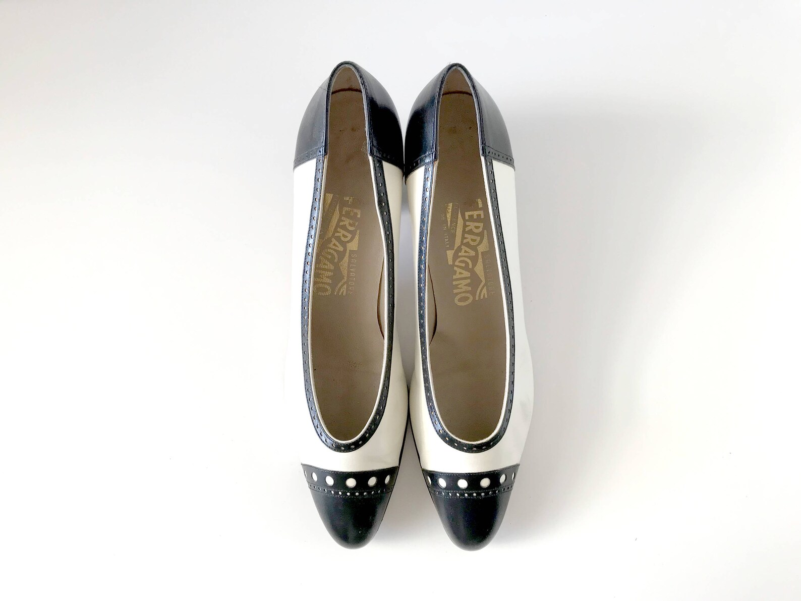 vintage 7 1/2 aa ferragamo black and white leather spectator cap-toe ballet pumps with low block heels / women's shoes size