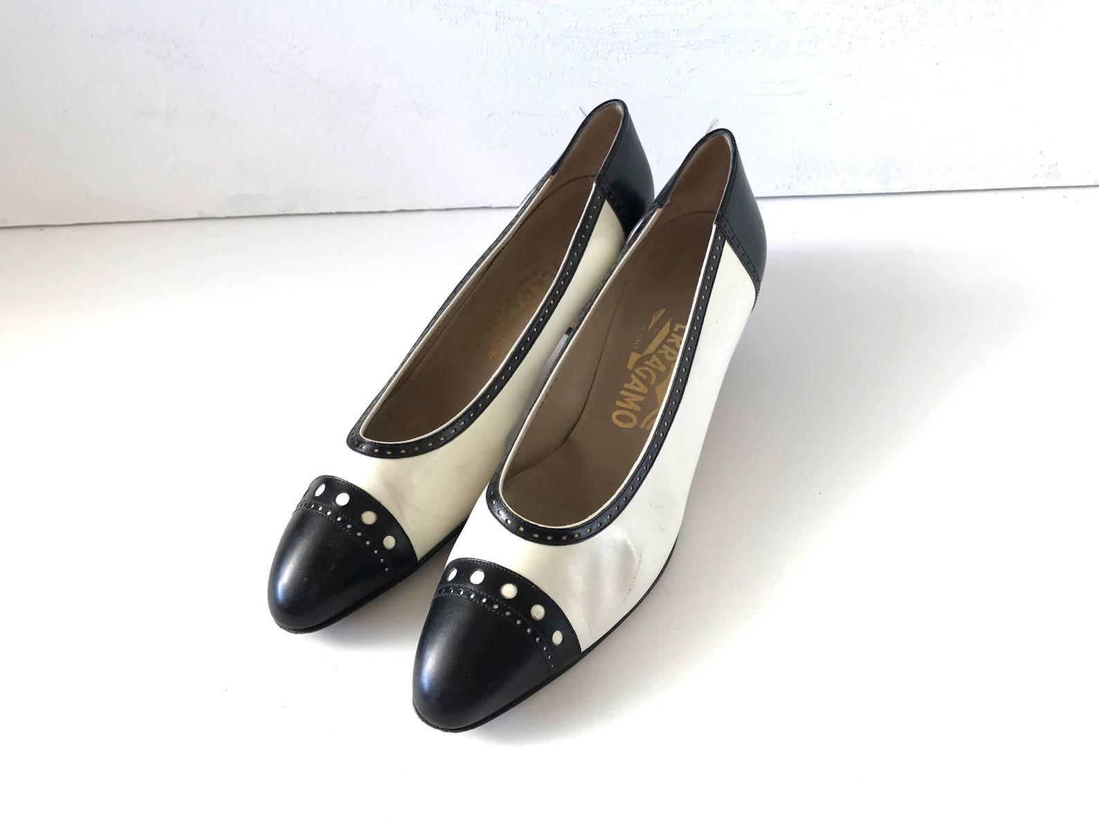 vintage 7 1/2 aa ferragamo black and white leather spectator cap-toe ballet pumps with low block heels / women's shoes size