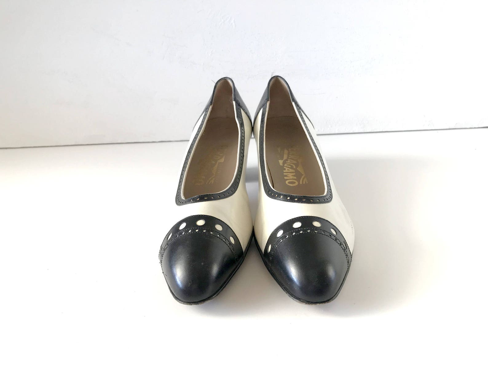 vintage 7 1/2 aa ferragamo black and white leather spectator cap-toe ballet pumps with low block heels / women's shoes size