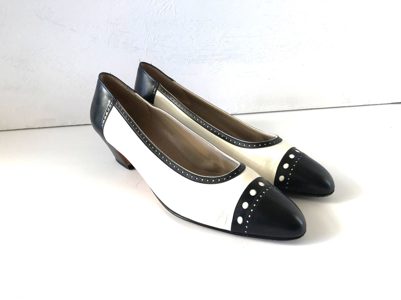 vintage 7 1/2 aa ferragamo black and white leather spectator cap-toe ballet pumps with low block heels / women's shoes size