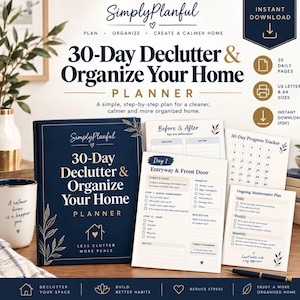 Könnte beinhalten: Ein 30-Day Declutter & Organize Your Home Planer mit dunkelblauem Einband, goldenem Text und Blattillustrationen. Das Set enthält gedruckte Seiten mit Checklisten, einen 30-Tage-Fortschrittstracker und einen Plan für die laufende Instandhaltung.