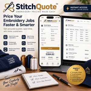 Puede incluir: Una interfaz digital para el software de precios de bordado StitchQuote mostrada en un teléfono inteligente y una pantalla de computadora, junto a carretes de hilo, un cuaderno y prendas bordadas sobre una superficie de madera.