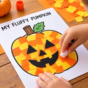 Könnte beinhalten: Ein weißes Blatt Papier mit dem Text MY FLUFFY PUMPKIN, das einen Kürbisumriss zeigt, der mit kleinen orangefarbenen und gelben Papierquadraten gefüllt ist, sowie einen braunen Stiel, ein grünes Blatt und schwarze Ausschnitte für Augen, Nase und Mund.