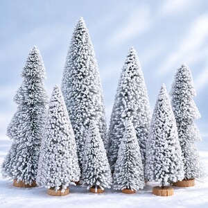 8-delige mini kerstboompjes met sneeuwlaag, besneeuwde flessenborstelboompjes met houten voetjes, witte tafeldecoratie voor een kerstdorpje, winterdecoratie