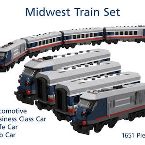 Könnte beinhalten: Ein Midwest-Zugset aus 1651 Bausteinen. Das Set enthält eine Lokomotive, einen Business-Class-Wagen, einen Café-Wagen und einen Steuerwagen. Der Zug ist in Grau, Blau und Rot gehalten, mit einer zusammengesetzten Zuggarnitur im oberen Bereich.