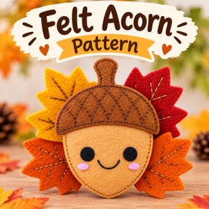 Può includere: Un lavoretto in feltro a forma di ghianda con cappuccio marrone e base color cuoio, con un volto sorridente cucito e guance rosa. È circondato da foglie in feltro gialle, arancioni e rosse. Il testo "Felt Acorn Pattern" è scritto in alto in marrone.