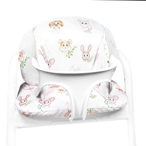 Peut inclure: Un ensemble de coussins pour chaise haute blanc avec un motif aquarelle répétitif de petits animaux, notamment des lapins, des hamsters et des chiens, agrémenté de feuillage vert. La housse en tissu rembourré s'adapte au cadre.