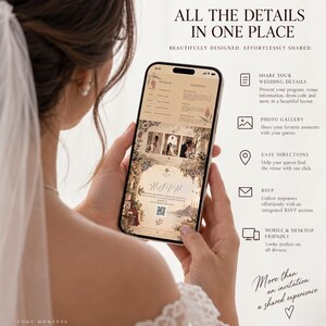 Op de afbeelding: Een smartphone toont een trouwwebsite-sjabloon met de tekst ALL THE DETAILS IN ONE PLACE. Het scherm toont een programma, receptiegegevens, fotogalerij en een RSVP-sectie met een QR-code. Het ontwerp bevat florale motieven.