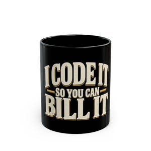 Peut inclure: Un mug en céramique noire avec le texte I CODE IT SO YOU CAN BILL IT imprimé dans une police rétro audacieuse de couleur crème avec un contour sombre. Le mug a une forme cylindrique et une finition lisse et brillante, affichant le texte.