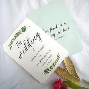 Puede incluir: Un abanico de boda blanco con ramas de hojas verdes y el texto "the wedding of ALEXANDRA LEE BUTLER and JOHN THOMAS CROCKER Greenville, South Carolina June 24, 2017". La parte posterior del abanico es verde claro con el texto "I have found the one my soul loves - OF SOLOMON 3:4"