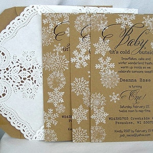 Baby seine kalte Geburtstag Einladung Kraft rustikal einemJahr alt Geburtstag Winter Wonderland Schneeflocke Vintage b Deckchen Spitze Umschlag