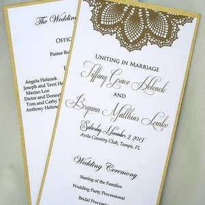 Pode incluir: Programa da cerimônia de casamento com acabamento dourado e design de renda. O programa lista os nomes da noiva e do noivo, Tiffany Grace Helenek e Bryann Matthias Lemke, e a data do casamento, sábado, 2 de novembro de 2013. O programa também inclui o local do casamento, Avila Country Club, Tampa, FL.