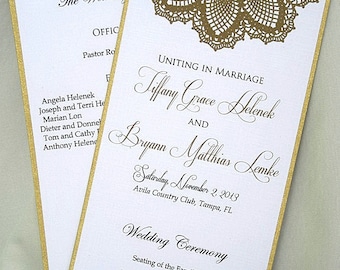 Pode incluir: Programa da cerimônia de casamento com acabamento dourado e design de renda. O programa lista os nomes da noiva e do noivo, Tiffany Grace Helenek e Bryann Matthias Lemke, e a data do casamento, sábado, 2 de novembro de 2013. O programa também inclui o local do casamento, Avila Country Club, Tampa, FL.