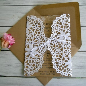 Spitze Hochzeitseinladung Doily Spitze Hochzeitseinladung wickeln Französisch Spitze rustikale Kraft Spitze Doily wickeln weiße Spitze Einladung Wrap und Umschlag