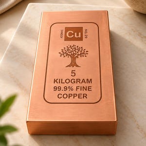 Pode incluir: Uma barra de cobre retangular de 5 quilogramas com acabamento metálico escovado. O centro apresenta um ícone de árvore gravado acima do texto 5 KILOGRAM 99.9% FINE COPPER e uma caixa estilo tabela periódica com Cu, Atomic No. 29.