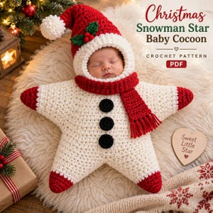 Op de afbeelding: Een gehaakte babycocon in de vorm van een ster met een rood-witte muts, een rode sjaal en drie zwarte knopen. De tekst luidt: Christmas Snowman Star Baby Cocoon CROCHET PATTERN PDF. Een klein houten hartje is gelabeld met Sweet Little Star.