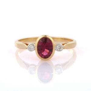 Ring van sterling zilver met natuurlijke robijn en vergulde afwerking | Ovale robijn solitaire in een zetting met diamanten accenten | Cadeau voor haar