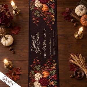 Può includere: Un runner da tavola trapuntato nero rettangolare con una stampa floreale e di zucche su entrambe le estremità. Il testo centrale recita Gather & Give Thanks, The Miller Family e Greatful | Thankful | Blessed in carattere bianco.