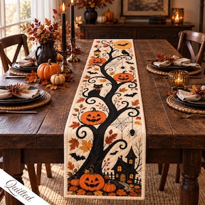 Peut inclure: Un chemin de table matelassé rectangulaire présentant un motif central d'arbre noir avec des citrouilles d'Halloween orange, un chat noir, une toile d'araignée, des chauves-souris et une maison hantée. Le tissu crème est orné de feuilles d'automne.