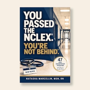 Op de afbeelding: Een boek getiteld You Passed The NCLEX. You're Not Behind. door Natasha Marcellin, MSN, RN. De omslag heeft een donkerblauwe achtergrond, een stethoscoop, een New Nurse-identiteitskaart en een gouden cirkel met 47 Real Orientation Problems.