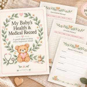 Könnte beinhalten: Ein 32-seitiges Gesundheits- und Krankenbuch für Babys mit einem Teddybären, der ein Herz hält, einem Stethoskop und einer Medizinflasche auf dem Einband. Die Innenseiten enthalten Abschnitte für Impfprotokolle, Wachstumstabellen und Arztnotizen.