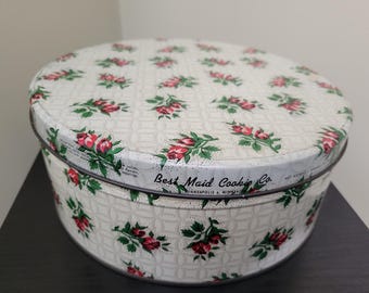 Lata vintage da Best Maid Cookie Co., recipiente de metal publicitário de meados do século XX, com relevo em forma de cestaria com rosas vermelhas, estilo cottagecore.