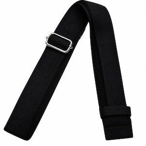 Peut inclure: Une sangle noire réglable dotée d'une boucle coulissante rectangulaire en métal argenté. La sangle est fabriquée dans un tissu noir uni et comprend un passant en tissu noir assorti pour maintenir l'extrémité de la sangle en place.