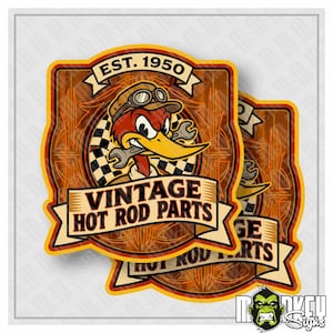 Könnte beinhalten: Ein Aufkleber mit einem Cartoon-Vogel, der eine Schutzbrille trägt und einen Schraubenschlüssel hält, vor einem karierten Hintergrund. Das Design enthält ein Banner mit dem Text VINTAGE HOT ROD PARTS und EST. 1950 in Orange, Braun und Creme.